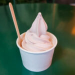 ジブリ美術館 カフェ「麦わらぼうし」：森のソフトクリーム（ストロベリー）