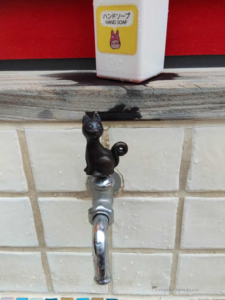 カフェデッキの手洗い場のネコの蛇口