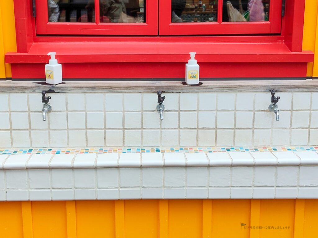 カフェデッキの手洗い場のネコの蛇口